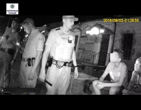 В Николаеве двое несовершеннолетних ударили мужчину бутылкой по голове и отобрали телефон