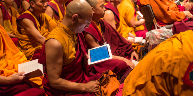 Просят деньги и предсказывают. В Китае разоблачили более 600 монахов-самозванцев