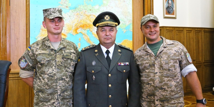 Министр обороны Украины впервые вышел в форме нового образца