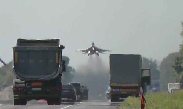 В Украине истребители сели на автотрассу, а потом полетели дальше