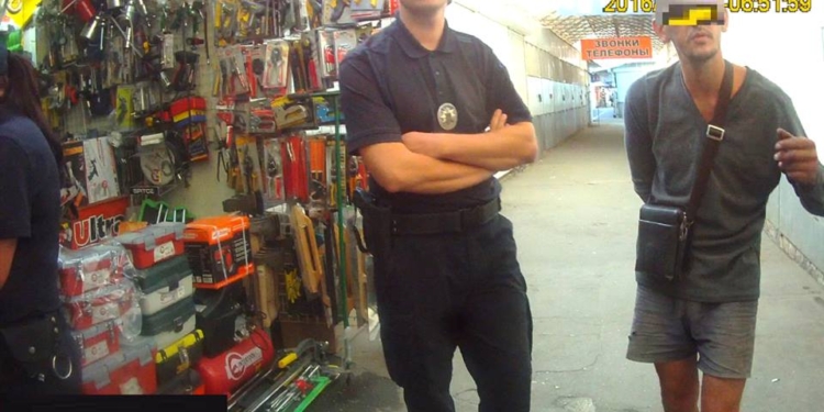 Карманники вытащили у николаевца iPhone 5S, а патрульные вернули