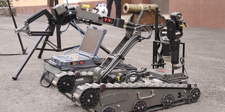 Дистанционное разминирование. Аваков сообщил о закупке роботов-саперов