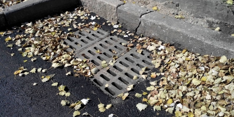 В Николаеве старые чугунные дождеприемники меняют на пластиковые. И на дорогах их уже не будет