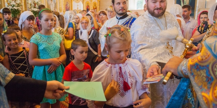 В Николаеве для детей из малообеспеченных семей отслужили молебен и раздали школьные принадлежности