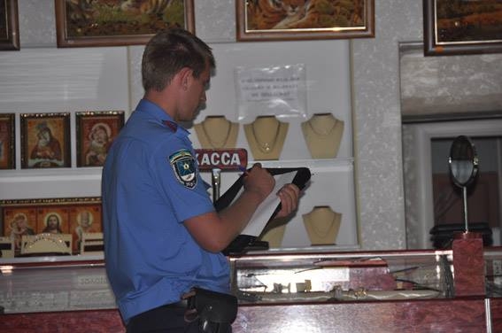 В Николаеве преступники, взломавшие ювелирный магазин, “засеяли” тротуар золотом