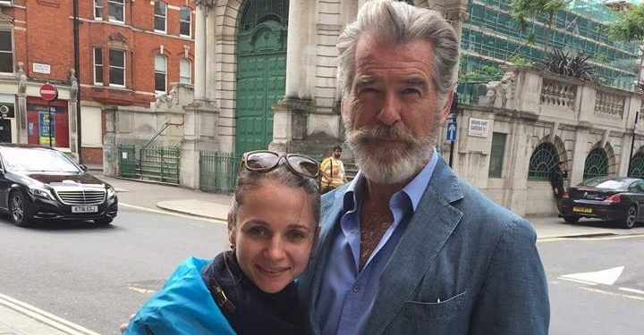 “Вы сильные”. “Джеймс Бонд” Пирс Броснан пришел в украинскую церковь в Лондоне, чтобы поддержать украинцев