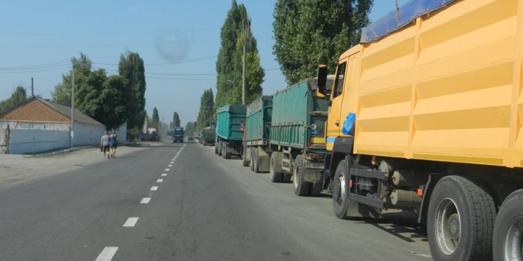 Движение по Николаеву снова блокировано сотнями грузовиков. Горожане ругают “Ника-Теру” и мэра