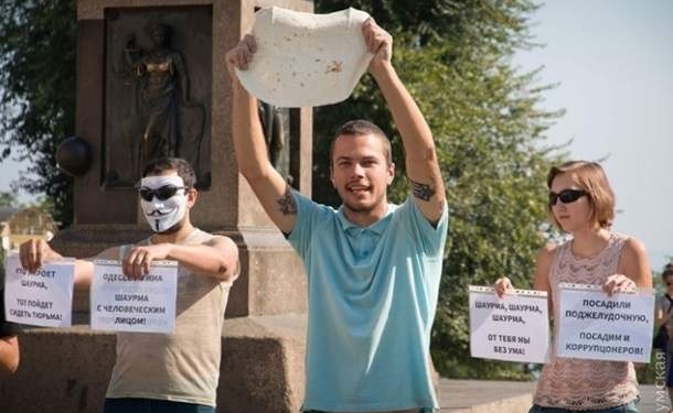 За шаурму. Одесситы вышли на улицу за свободу гастрономического выбора