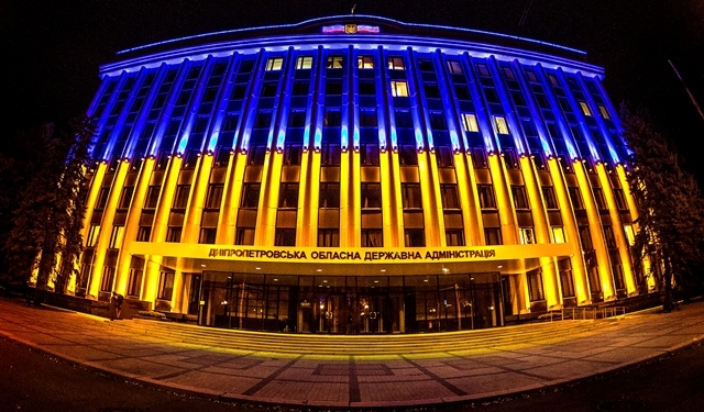 Самый большой светодиодный флаг Украины засиял на стенах Днепропетровской ОГА