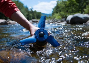 Ученые создали портативную турбину, заряжающую мобильные устройства с помощью воды