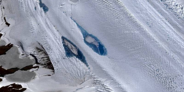 На поверхности ледников Антарктиды появляются молодые озера