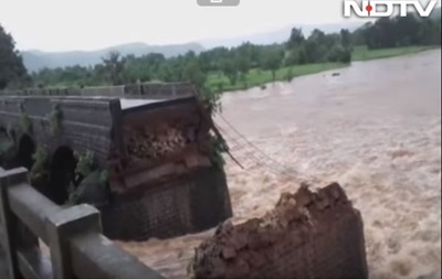 В Индии смыло мост с автобусами: 22 человека пропали