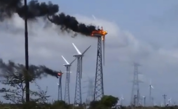 Это не огненное шоу, это горит ветроэлектростанция в Индии