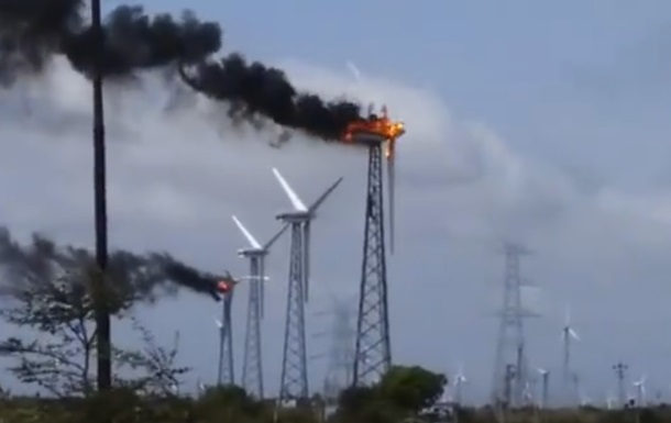 Это не огненное шоу, это горит ветроэлектростанция в Индии 1