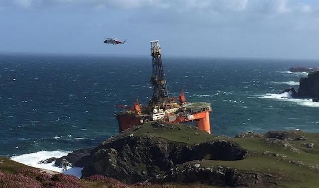 Шторм выбросил на берег нефтяную платформу. Экологи бьют тревогу