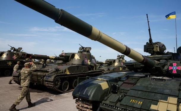 Порошенко передал ВСУ новую военную технику