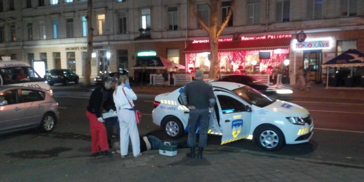 “Культурная” поножовшина в Одессе. Киевский блогер учинил драку на лекции российского художника