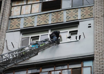 Спасатели на то и спасатели: когда из огня вынести, а когда и словом успокоить