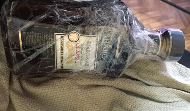 В Ольшанскую исправительную колонию пытались перебросить стеклянную бутылку с коньяком