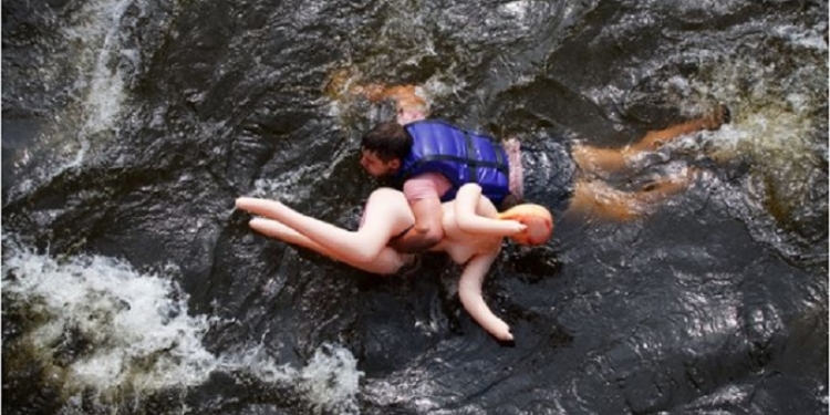 Скрепы в действии: в России состоится заплыв на надувных “бабах”