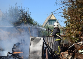 А могло рвануть: в СВТ «Гвоздика» в Заводском районе Николаева горела дача с газовыми и кислородным баллонами