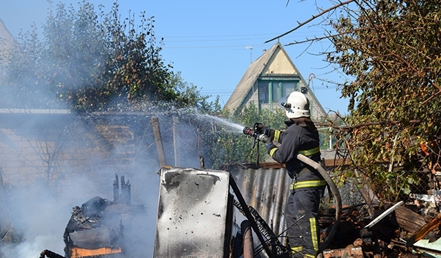 А могло рвануть: в СВТ «Гвоздика» в Заводском районе Николаева горела дача с газовыми и кислородным баллонами