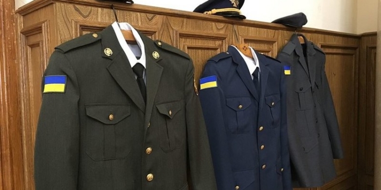 Бирюков показал образцы новой формы ВСУ
