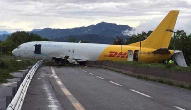 Самолет летел в Бергамо. В Италии при посадке грузовой лайнер вынесло за полосу на автотрассу