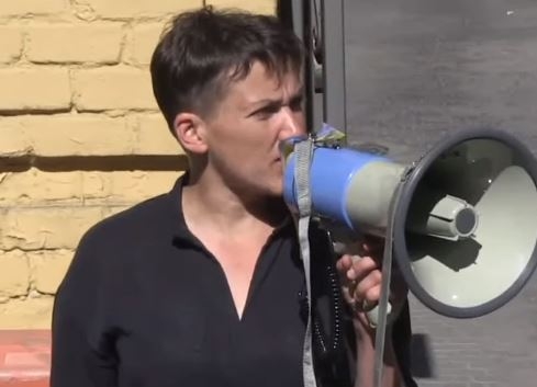 Под АП проходит организованный Савченко митинг родственников украинских заложников