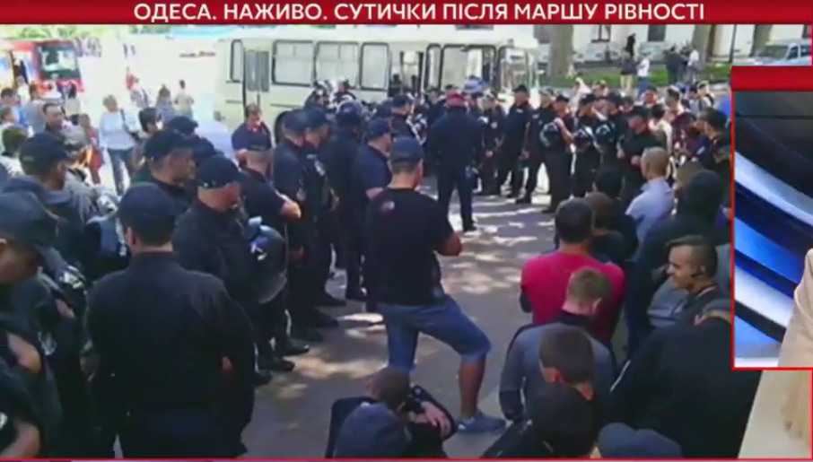 Как это делалось в Одессе. Видео столкновений противников ЛГБТ-шествия с полицией 1