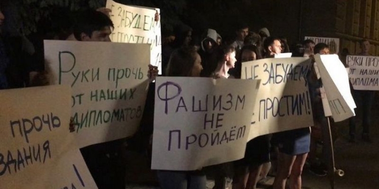 В Москве радикалы забросали яйцами посольство Украины