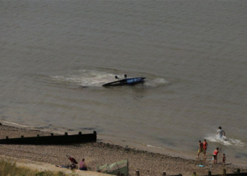 На авиашоу в Великобритании в воду упал легкомоторный самолет