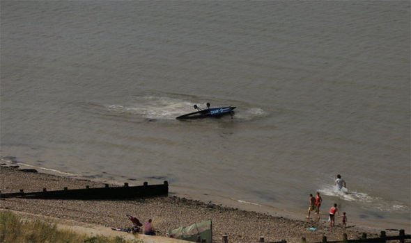 На авиашоу в Великобритании в воду упал легкомоторный самолет