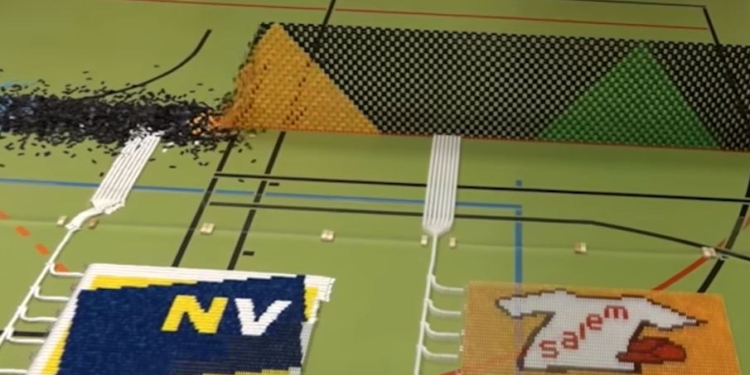 “Рекордную” конструкцию из домино построили и разрушили в Австрии. Но красиво