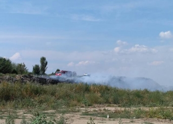 В Ингульском районе Николаева опять тлеет несанкционированная свалка. Спасатели говорят, что ситуация контролируемая