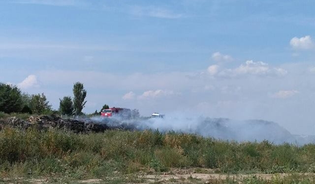 В Ингульском районе Николаева опять тлеет несанкционированная свалка. Спасатели говорят, что ситуация контролируемая