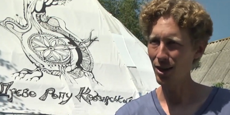 Назад в будущее. Американец в Украине построил хату-мазанку. В США это круто