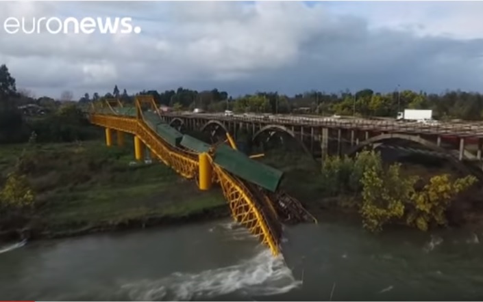 В Чили поезд с химикатами рухнул в реку - мост не выдержал 1