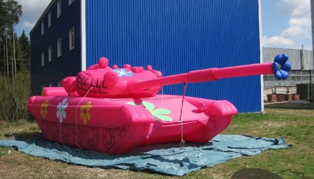 Сплошное надувательство. Зачем РФ закупает резиновые танки