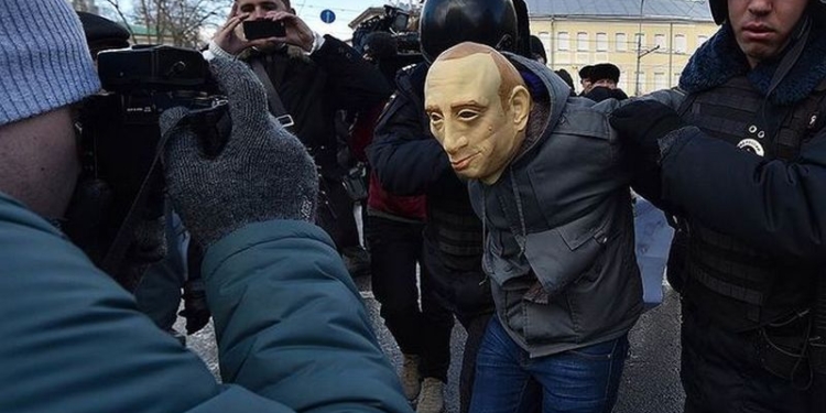 Политическое убежище в Украине попросил Роман Рословцев, устраивавший в РФ одиночные акции в маске Путина