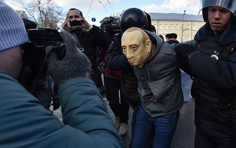 Политическое убежище в Украине попросил Роман Рословцев, устраивавший в РФ одиночные акции в маске Путина 1