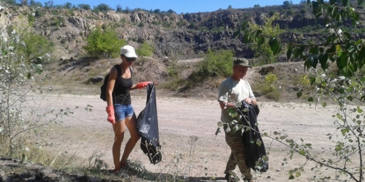 Совместный труд – он объединяет: на радоновом озере общественники Николаева и области провели субботник