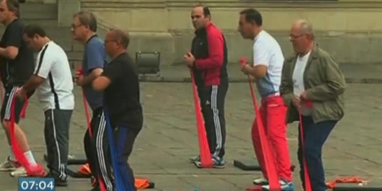 77-летний президент Перу устроил министрам зарядку на улице