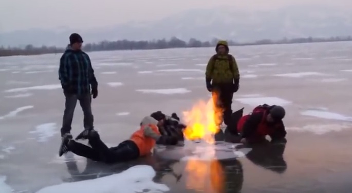 А мама знает? Любимое развлечение норвежских школьников – жечь метановые пузыри во льду