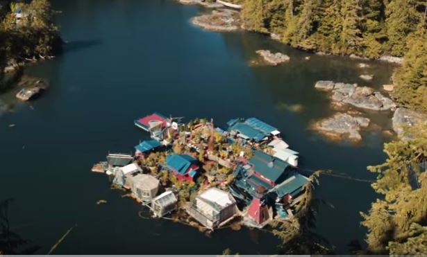 "Бухта свободы". Супруги из Канады построили огромный дом-остров 1