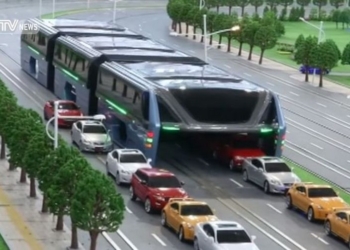 В Китае испытали автобус будущего, которому не страшны пробки