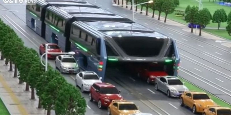 В Китае испытали автобус будущего, которому не страшны пробки