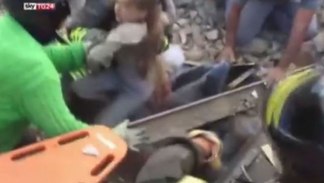 Под аплодисменты. В Италии спасатели вытащили из-под завалов девочку, которая находилась под обломками 17 часов