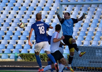 МФК «Николаев» проиграл «Горняку-Спорт»: голубь на газоне во время игры и потасовка между футболистами