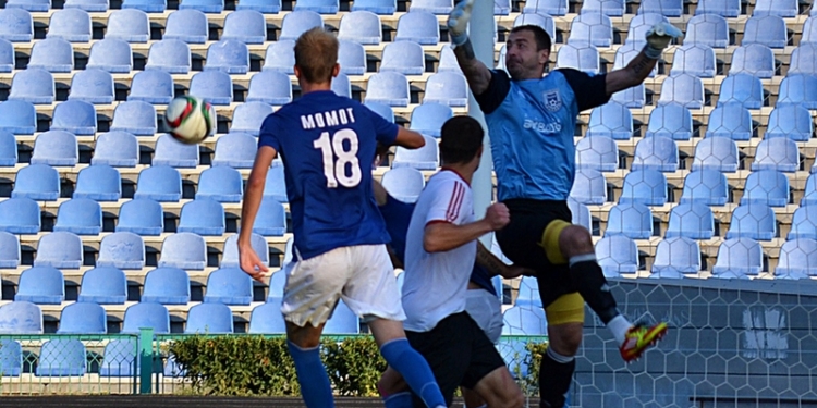 МФК «Николаев» проиграл «Горняку-Спорт»: голубь на газоне во время игры и потасовка между футболистами